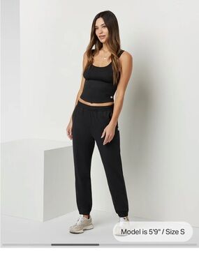 Vuori Black Women's boyfriend halo joggers